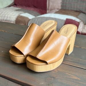 Universal Thread Tan Platform Mule Heels